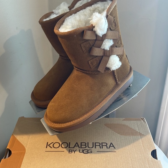 Koolaburra by UGG Child Victoria Short Fashion Warm And Cozy Boot PRICE IS FIRM - Picture 4 of 7